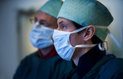Twee chirurgen met mondkapje